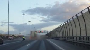 Accident de groază în Sankt Petersburg. O mașină a ZBURAT, după ce a fost lovită de un camion (VIDEO)