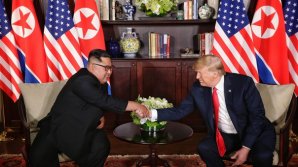 ÎNTÂLNIRE ISTORICĂ! Donald Trump și Kim Jong-un, pentru prima oară față în față. Oficialii au avut discuţii cu uşile închise