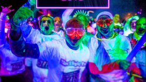 Neon Night în parcul Valea Morilor. Sute de tineri au alergat cu brățări reflectorizante şi au promovat modul sănătos de viaţă   