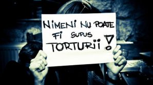 LANŢ UMAN împotriva torturii în centrul Capitalei. Oamenii au ţinut un moment de reculegere pentru cei care au fost agresaţi fizic