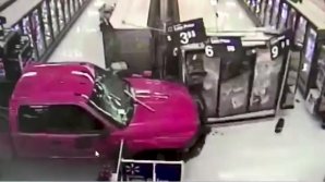 Imagini ca în filme. Un tânăr a intrat cu mașina într-un magazin din Texas