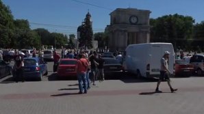 Capitala, blocată de șoferii care cer reducerea prețurilor la carburanți. Cine stă în spatele protestului