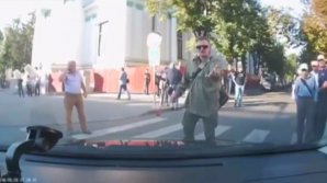 Individul care a lovit o maşină la protestul lui Năstase, acelaşi care a atacat artiştii ambulanţi (VIDEO)