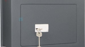 Au furat un seif cu sume enorme de bani dintr-o locuinţă din sectorul Ciocana. Nu o să crezi ce au făcut cu el (VIDEO)