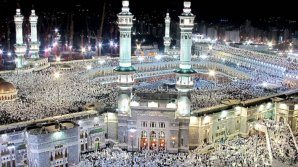 Îşi oferă daruri şi organizează mese îmbelșugate. Musulmanii din întreaga lume sărbătoresc Ramazan Bayram