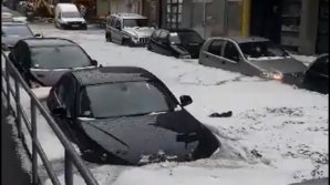 VREME EXTREMĂ! O furtună a făcut prăpăd în Serbia: Orașe blocate de valuri de apă şi gheaţă pe străzi (VIDEO)