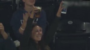 Întâmplare cu noroc! Un suporter a prins mingea de baseball în paharul cu bere