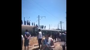 Accident feroviar grav în Kazahstan. Un om a murit după ce trenul în care se afla a deraiat