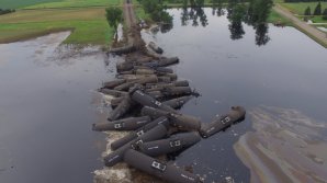 Sute de tone de combustibil, vărsate după ce 32 de vagoane ale unui tren care transporta petrol au deraiat (VIDEO)