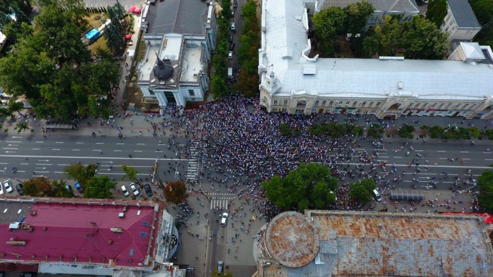 Protest spart ca o bulă de săpun. Nici zare de protestatar în centrul Capitalei, chiar dacă Năstase și Sandu au îndemnat oamenii să rămână în stradă