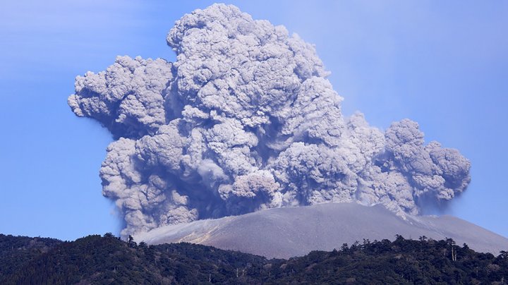 Vulcanul Shinmoe a erupt din nou, după o lună, aruncând o coloană de cenuşă la 2.600 de metri înălţime