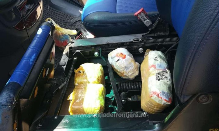 Aproape 5 kg de bijuterii din argint, descoperite în maşina unui moldovean. Ce le-a declarat poliţiştilor de frontieră (FOTO)