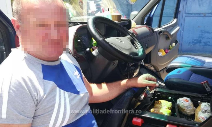 Aproape 5 kg de bijuterii din argint, descoperite în maşina unui moldovean. Ce le-a declarat poliţiştilor de frontieră (FOTO)