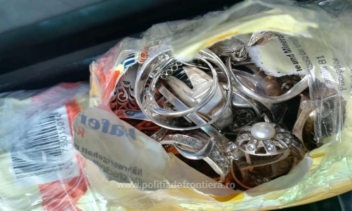 Aproape 5 kg de bijuterii din argint, descoperite în maşina unui moldovean. Ce le-a declarat poliţiştilor de frontieră (FOTO)