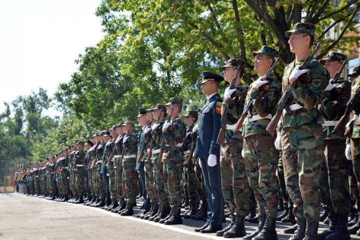 Peste 300 de tineri ostaşi din garnizoana Chişinău au depus astăzi jurământul militar (FOTO)