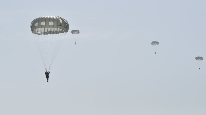 Militarii din forţele speciale ale armatei au executat salturi cu paraşuta