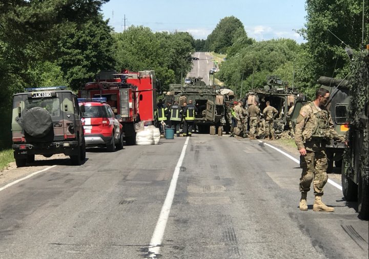 Patru blindate americane s-au ciocnit pe o autostradă din Lituania. 17 soldaţi răniţi (FOTO)