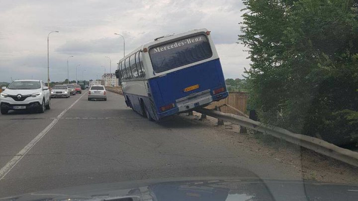 ACCIDENT SPECTACULOS: Un autobuz de pe linia Chişinău - Anenii Noi, rămas suspendat pe parapet