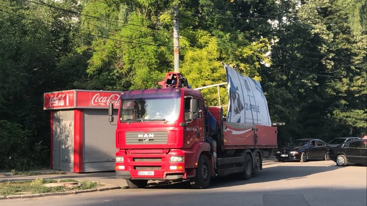 I-a luat casa! Staţia de aşteptare unde a fost surprins un bărbat dezbrăcat şi cu sticlele de alcool lângă cap, DEMOLATĂ (GALERIE FOTO)
