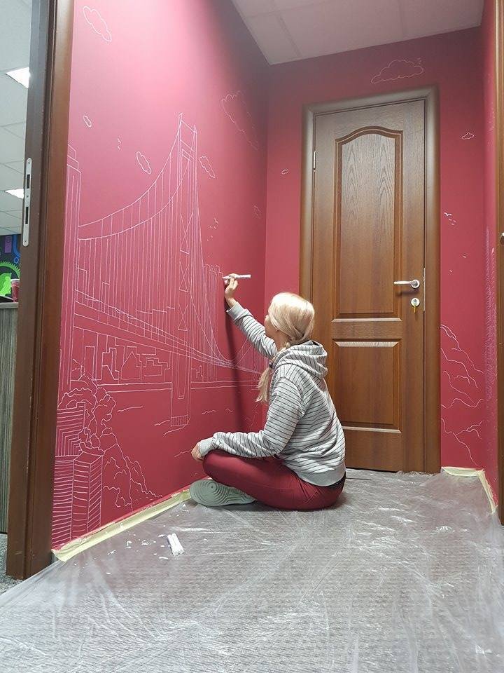 Pictoriţa Inna Jeleascova a transformat pereţii unei fabrici de vin într-o adevărată operă de artă (FOTO)