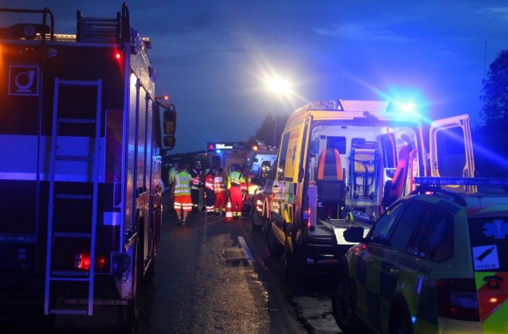 ACCIDENT DE GROAZĂ pe o autostradă din Cehia. Opt moldoveni, răniți la spital (IMAGINI CU PUTERNIC IMPACT EMOŢIONAL)