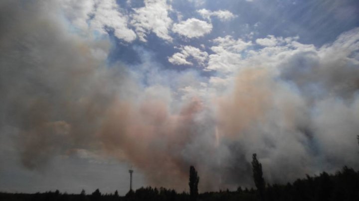 INCENDIU PUTERNIC în apropiere de Cernobîl. 130 de pompieri luptă cu flăcările (FOTO/VIDEO)