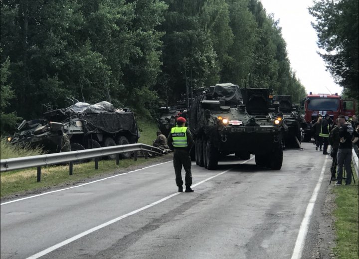 Patru blindate americane s-au ciocnit pe o autostradă din Lituania. 17 soldaţi răniţi (FOTO)