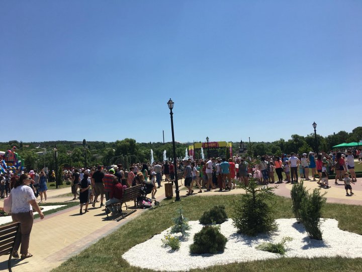 ORHEILAND A FOST INAUGURAT! Zeci de mii de copii și părinți, PREZENŢI la deschiderea celui mai mare parc de distracții din Moldova (FOTO)