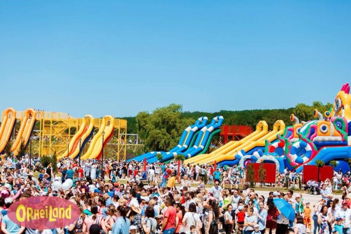 ORHEILAND A FOST INAUGURAT! Zeci de mii de copii și părinți, PREZENŢI la deschiderea celui mai mare parc de distracții din Moldova (FOTO)