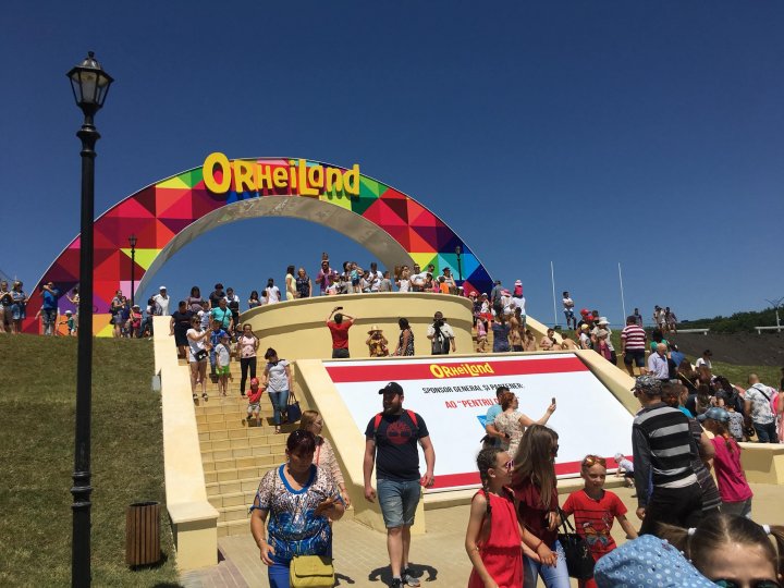ORHEILAND A FOST INAUGURAT! Zeci de mii de copii și părinți, PREZENŢI la deschiderea celui mai mare parc de distracții din Moldova (FOTO)