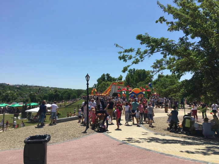ORHEILAND A FOST INAUGURAT! Zeci de mii de copii și părinți, PREZENŢI la deschiderea celui mai mare parc de distracții din Moldova (FOTO)