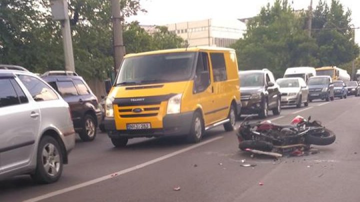 ACCIDENT GRAV pe strada Grenoble din Capitală. Un motociclist, făcut ZOB (FOTO)