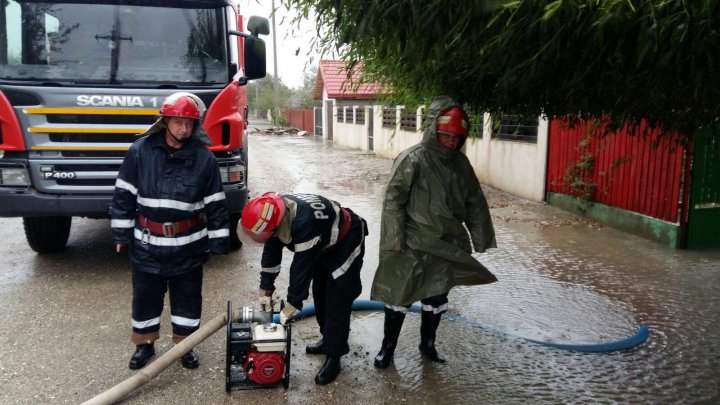 Ploile și vijeliile au afectat 12 localități din opt județe din România. Un bărbat a fost luat de viitură