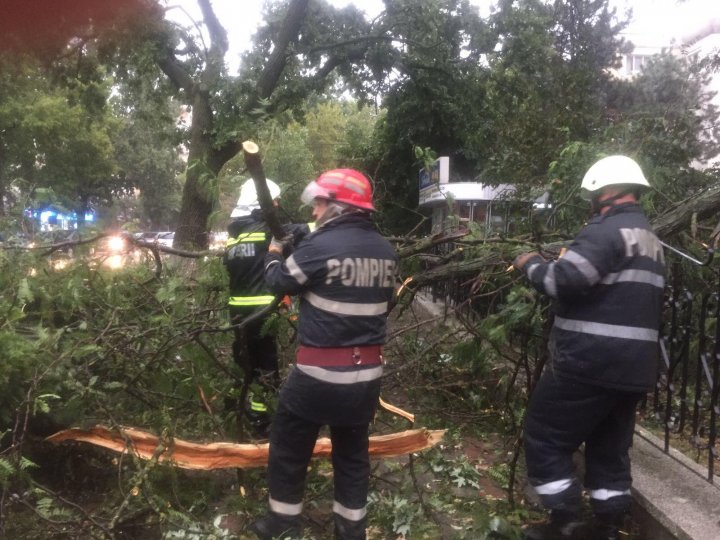 Ploile și vijeliile au afectat 12 localități din opt județe din România. Un bărbat a fost luat de viitură