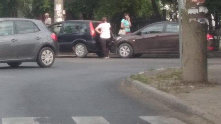 Consecinţele neatenţiei în trafic: Două femei și-au tamponat maşinele într-o intersecţie din Capitală (FOTO)