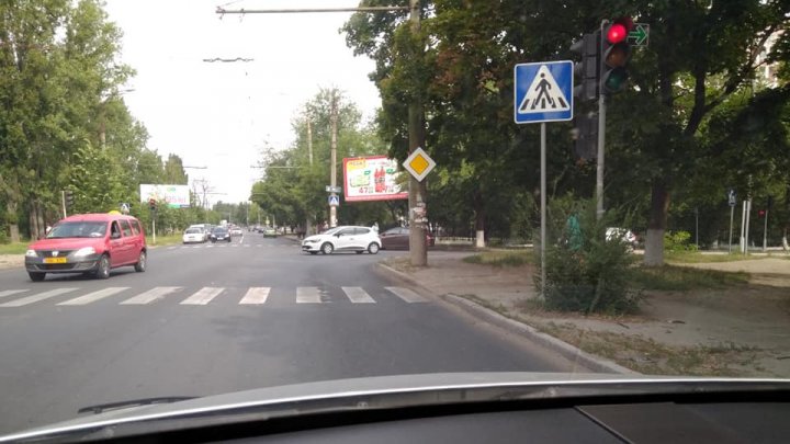 Consecinţele neatenţiei în trafic: Două femei și-au tamponat maşinele într-o intersecţie din Capitală (FOTO)