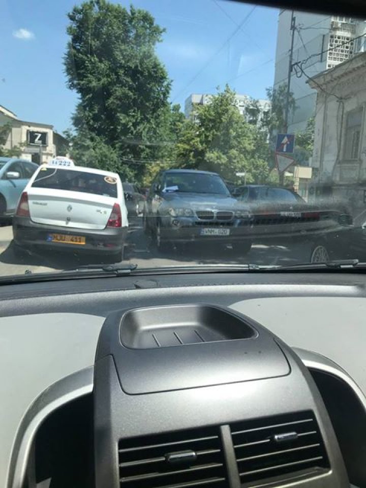 NESIMŢIRE TOTALĂ! Cum a parcat un şofer pe o stradă din Capitală (FOTO)