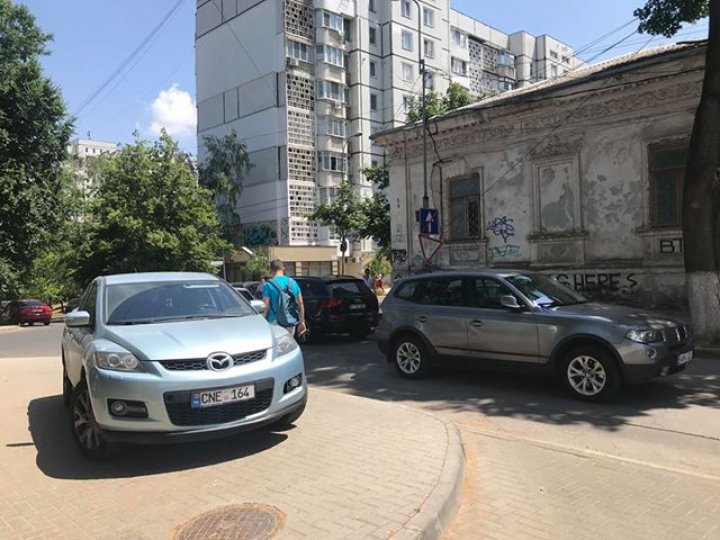 NESIMŢIRE TOTALĂ! Cum a parcat un şofer pe o stradă din Capitală (FOTO)