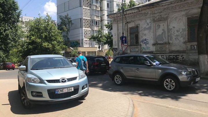 NESIMŢIRE TOTALĂ! Cum a parcat un şofer pe o stradă din Capitală (FOTO)