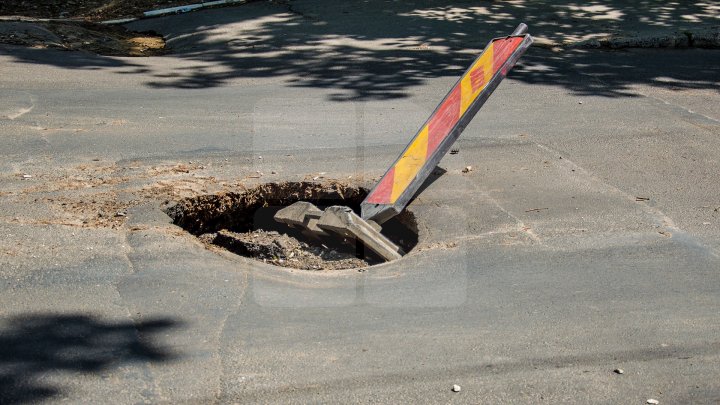 DEZASTRU pe șoselele unde asfaltările au fost ABANDONATE. Mașinile circulau ca prin tranșee (FOTOREPORT)