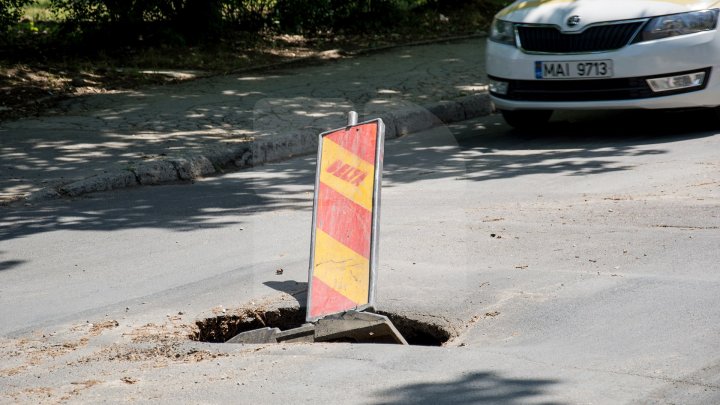 DEZASTRU pe șoselele unde asfaltările au fost ABANDONATE. Mașinile circulau ca prin tranșee (FOTOREPORT)