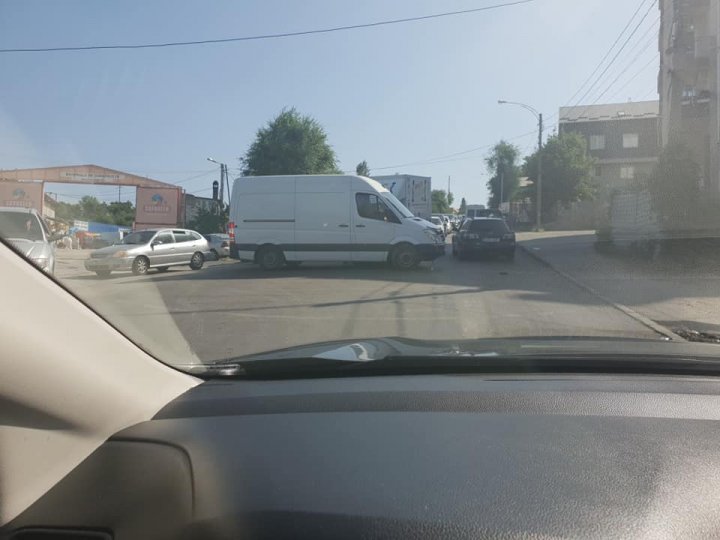 Accident în Capitală. Două mașini s-au ciocnit violent pe strada Vadul lui Vodă (FOTO)