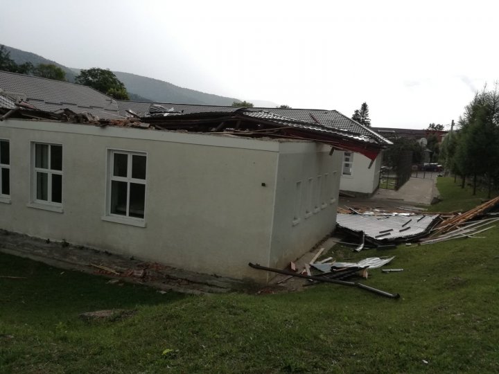 TORNADĂ în România. O şcoală din Prahova a rămas fără acoperiş (VIDEO/FOTO)