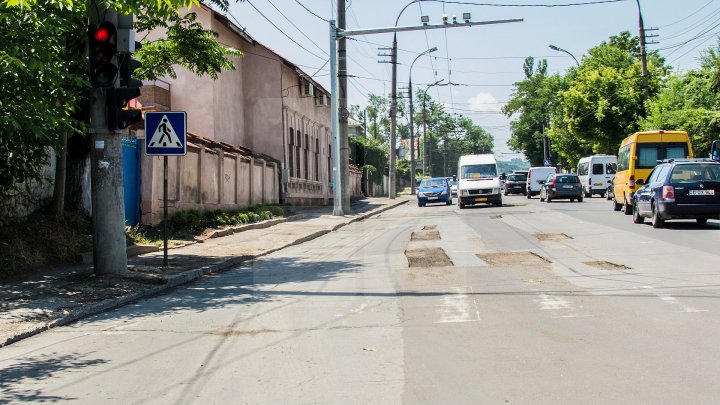 DEZASTRU pe șoselele unde asfaltările au fost ABANDONATE. Mașinile circulau ca prin tranșee (FOTOREPORT)