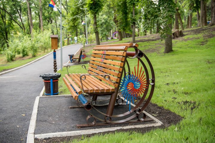 Termoelectrica a inaugurat în Chișinău o alee cu mobilier din țevi reciclate (GALERIE FOTO)