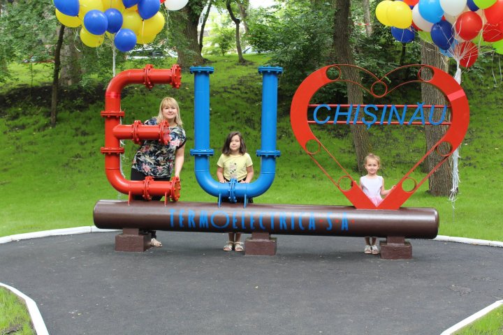 Termoelectrica a inaugurat în Chișinău o alee cu mobilier din țevi reciclate (GALERIE FOTO)