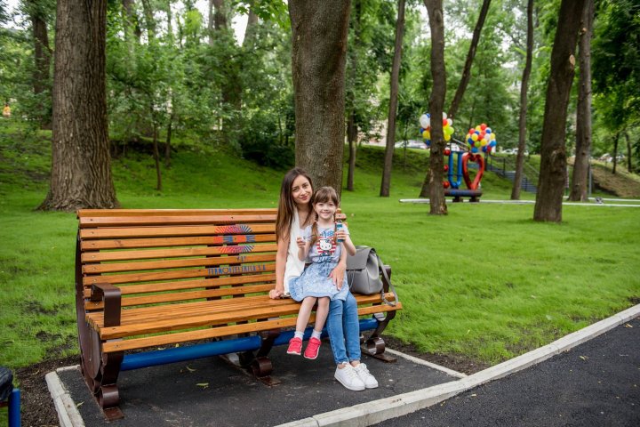 Termoelectrica a inaugurat în Chișinău o alee cu mobilier din țevi reciclate (GALERIE FOTO)