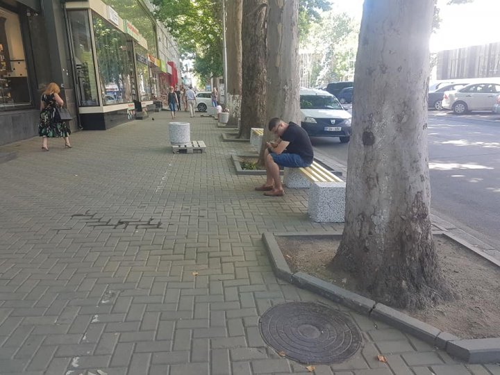 O plăcere să te plimbi în centrul Capitalei. Parcarea de pe trotuarul de pe strada Puşkin, desfiinţată (FOTO)