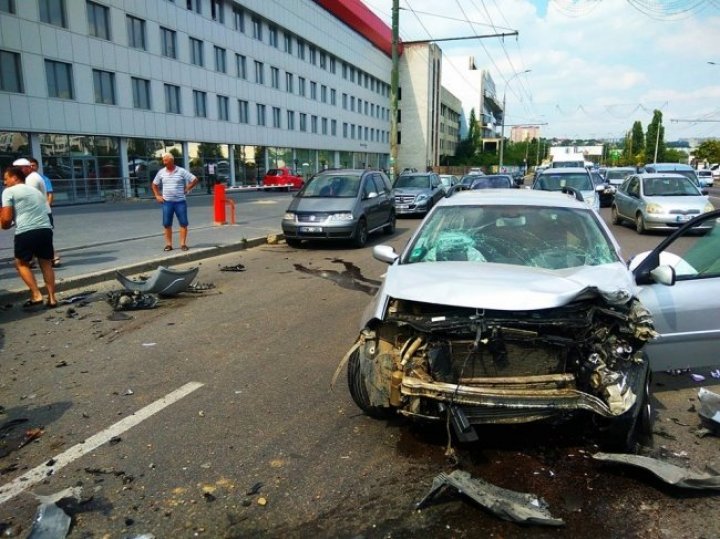 ACCIDENT GRAV în Capitală. Două maşini au fost făcute zob. O femeie, la REANIMARE (FOTO/VIDEO)