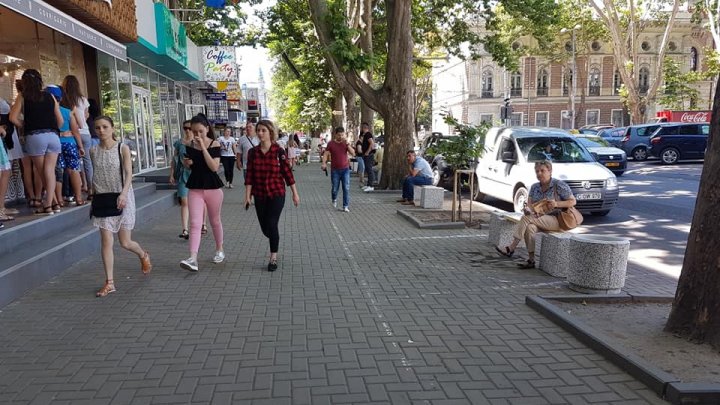 O plăcere să te plimbi în centrul Capitalei. Parcarea de pe trotuarul de pe strada Puşkin, desfiinţată (FOTO)